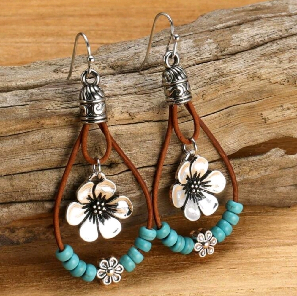 ✨3 FOR $28✨🆕️ TURQUOISE BEADED FLORAL TEAR SHAPED DROP EARRINGS
